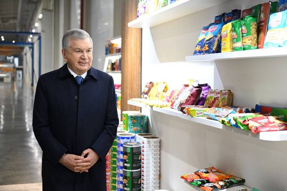 Shavkat Mirziyoyev Sirdaryoda qadoqlash mahsulotlari ishlab chiqaradigan korxonada bo‘ldi 